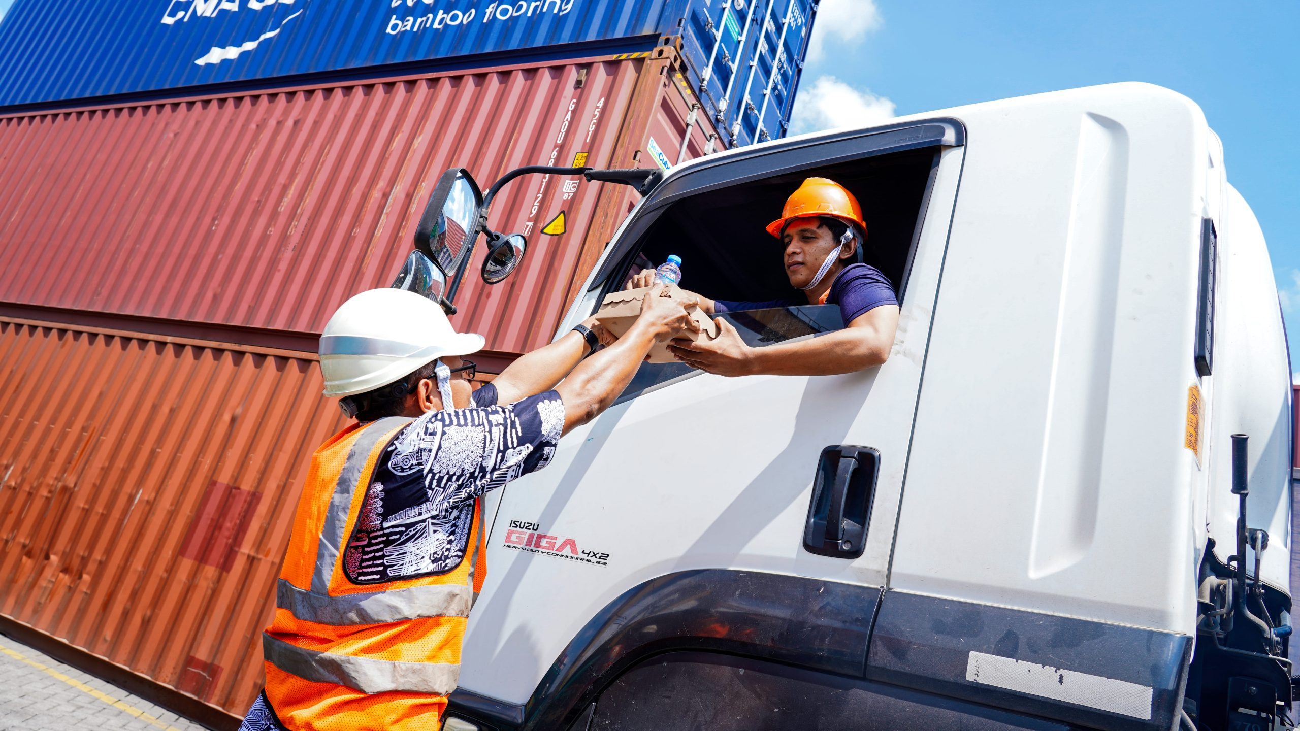 Program Pelindo Peduli, TPS Bagikan Paket Makanan kepada Pengemudi Truk