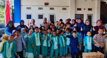Alumni Stikosa AWS Bagikan 320 Makan Siang Gratis untuk Anak Yatim Piatu di Surabaya dan Sidoarjo